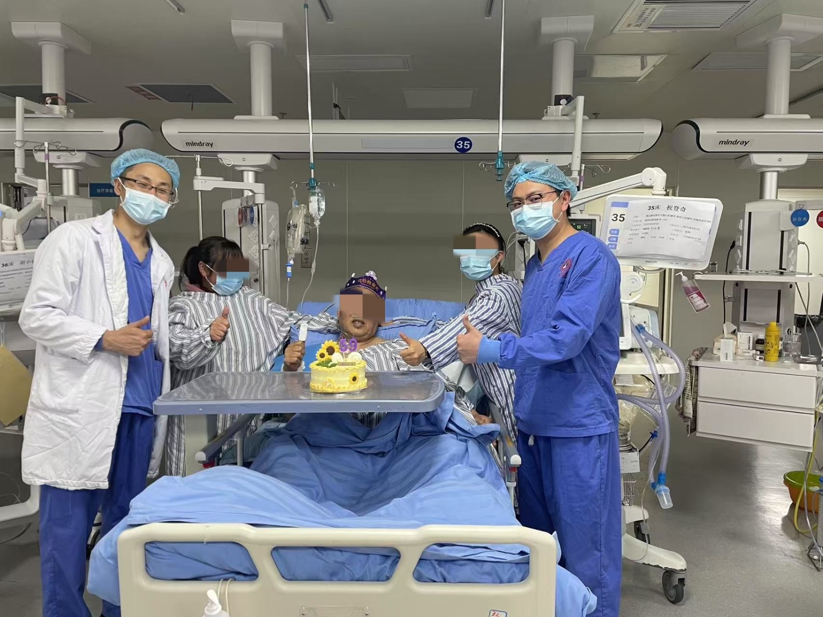 重症医学科医务人员抢救重症患者.jpg 重症医学科医务人员抢救重症患者.jpg