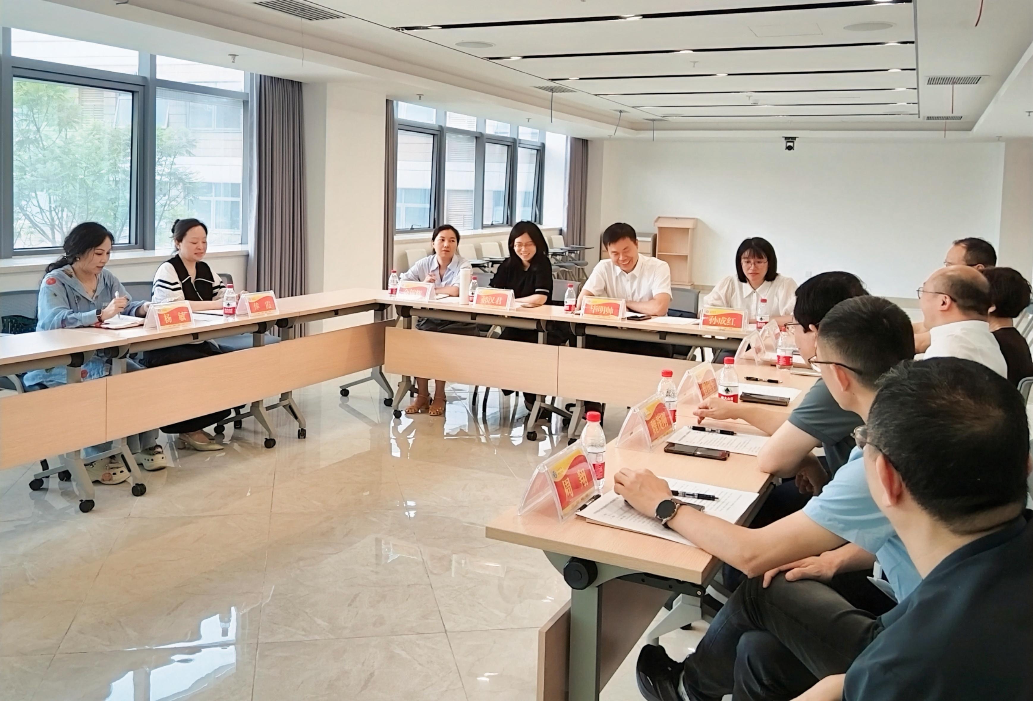座谈会2.jpg 座谈会2.jpg